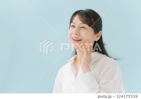 ミドル女性のビューティー 124175539