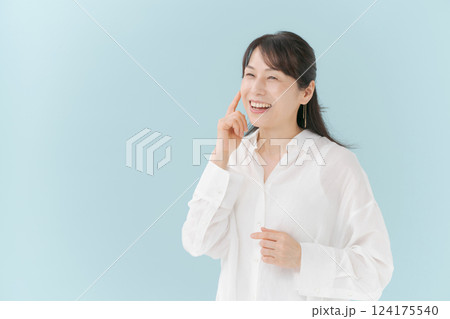 ミドル女性のビューティー 124175540