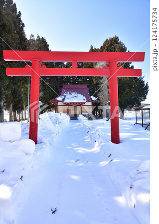 冬の北海道北斗市で清川稲荷神社境内の風景を撮影 冬の北海道北斗市で清川稲荷神社境内の風景を撮影 124175734
