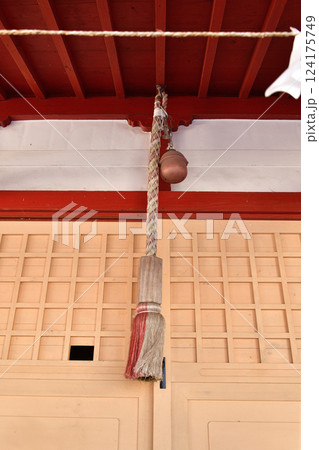 冬の北海道北斗市で清川稲荷神社境内の風景を撮影 124175749