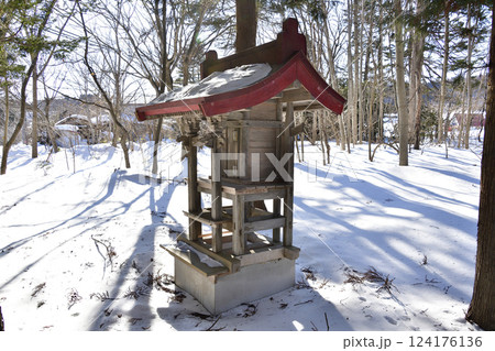 冬の北海道北斗市で山の神神社境内の風景を撮影 124176136