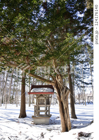 冬の北海道北斗市で山の神神社境内の風景を撮影 124176140