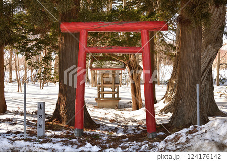 冬の北海道北斗市で山の神神社境内の風景を撮影 124176142