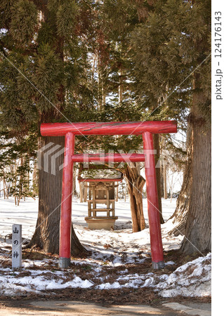 冬の北海道北斗市で山の神神社境内の風景を撮影 冬の北海道北斗市で山の神神社境内の風景を撮影 124176143