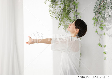 伸びをする女性 124176193