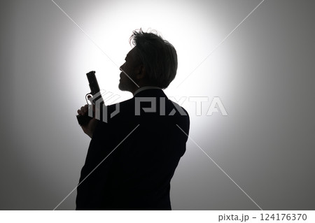 拳銃を構える男性 124176370