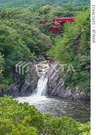 夏のトローキの滝と鯛之川橋　洋上アルプス屋久島 124176411