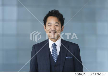 カメラ目線で微笑む50代後半のビジネスマン 124176482