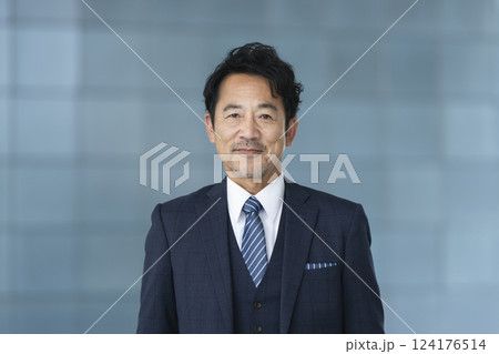 カメラ目線で微笑む50代後半のビジネスマン 124176514