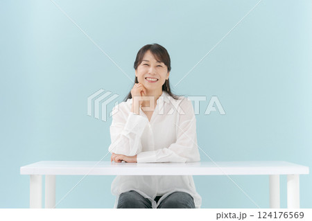 ミドル女性のビューティー 124176569