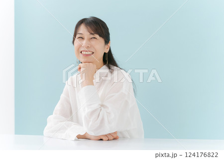 ミドル女性のビューティー 124176822