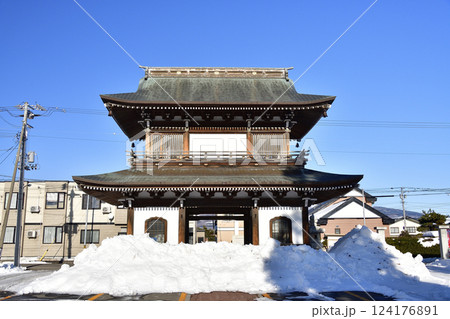 冬の北海道北斗市で慧日山光明寺山門の風景を撮影 冬の北海道北斗市で慧日山光明寺山門の風景を撮影 124176891