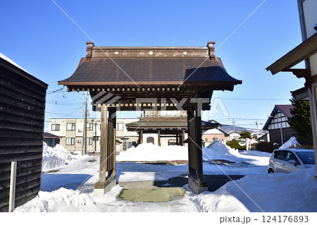 冬の北海道北斗市で慧日山光明寺山門の風景を撮影 冬の北海道北斗市で慧日山光明寺山門の風景を撮影 124176893