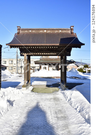 冬の北海道北斗市で慧日山光明寺山門の風景を撮影 冬の北海道北斗市で慧日山光明寺山門の風景を撮影 124176894