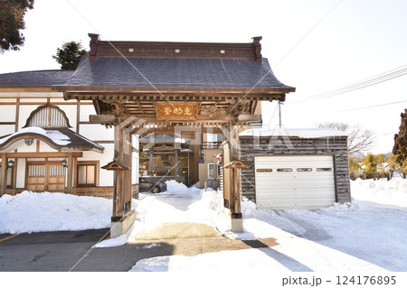 冬の北海道北斗市で慧日山光明寺山門の風景を撮影 124176895