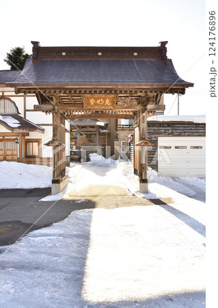 冬の北海道北斗市で慧日山光明寺山門の風景を撮影 124176896