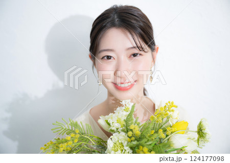 ミモザの花束を抱えた春夏の黄色いお花の美容やビューティー、結婚などのイメージ ミモザの花束を抱えた春夏の黄色いお花の美容やビューティー、結婚などのイメージ 124177098