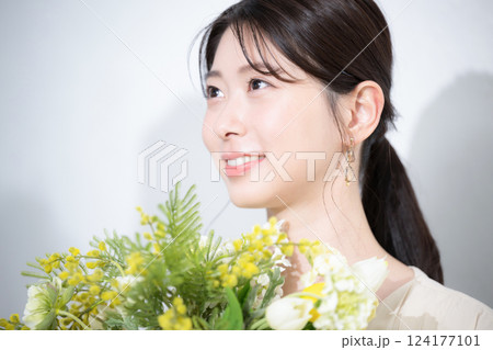 ミモザの花束を抱えた春夏の黄色いお花の美容やビューティーイメージ ミモザの花束を抱えた春夏の黄色いお花の美容やビューティーイメージ 124177101