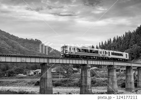 叶津川を渡る汽車～只見線～ 124177211