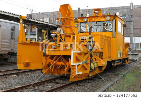 弘南鉄道の弘南線（青森県）：終点の黒石駅に停車中の除雪車 124177662