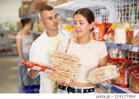Couple man and woman choosing noodles 124177864