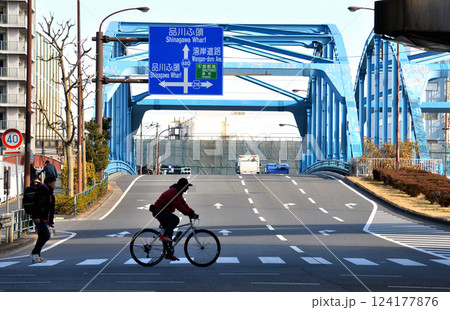 品川ふ頭橋の青い橋梁と横断歩道を渡る人と自転車 124177876