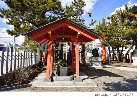 早春の北海道函館市で大森稲荷神社境内の風景を撮影 124178177