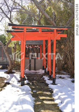 早春の北海道函館市で大森稲荷神社境内の風景を撮影 124178188