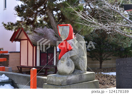 早春の北海道函館市で大森稲荷神社境内の風景を撮影 124178189