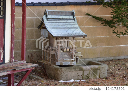 早春の北海道函館市で大森稲荷神社境内の風景を撮影 124178201