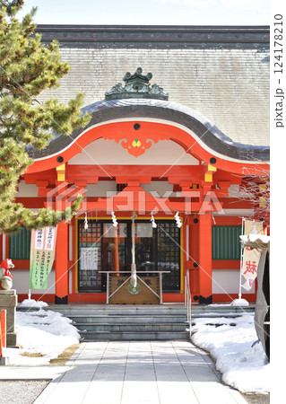 早春の北海道函館市で大森稲荷神社境内の風景を撮影 124178210