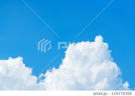 夏の青空と雲（夏空イメージ） 124178308