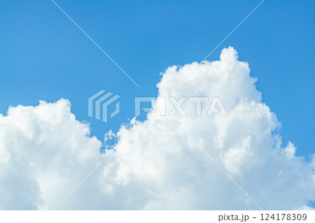 夏の青空と雲（夏空イメージ） 124178309
