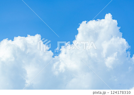 夏の青空と雲（夏空イメージ） 124178310