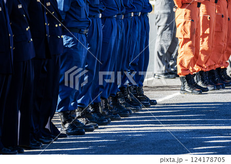 出初式の式典で一糸乱れぬ体制で直立不動で隊列を取る消防隊員 124178705