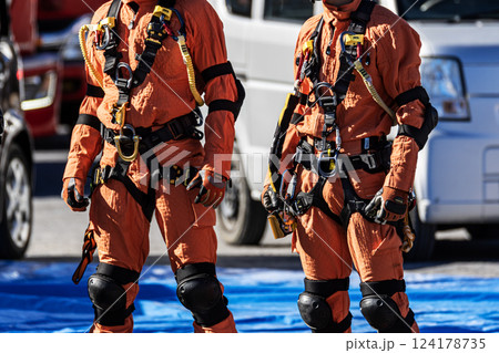 出初式で消火活動の実演を披露するためにフル装備で待機する消防隊員 124178735