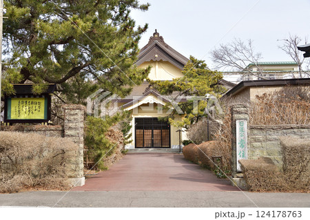 早春の北海道函館市で日蓮宗常住寺境内の風景を撮影 124178763