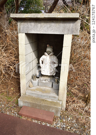 早春の北海道函館市で日蓮宗常住寺境内の風景を撮影 124178767