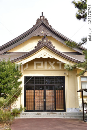 早春の北海道函館市で日蓮宗常住寺境内の風景を撮影 124178768