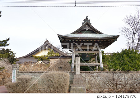 早春の北海道函館市で日蓮宗常住寺境内の風景を撮影 124178770