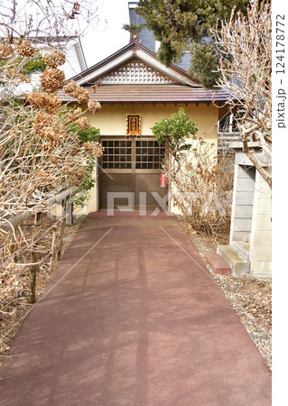 早春の北海道函館市で日蓮宗常住寺境内の風景を撮影 124178772