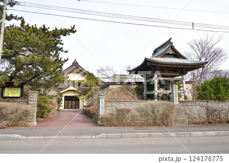 早春の北海道函館市で日蓮宗常住寺境内の風景を撮影 124178775