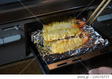 ガスコンロのグリルで焼くエビの天ぷら 124178777