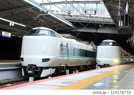 【JR西日本】287系 特急「くろしお」と287系 特急「まほろば」(梅田貨物線:新大阪駅) 【JR西日本】287系 特急「くろしお」と287系 特急「まほろば」(梅田貨物線:新大阪駅) 124178778