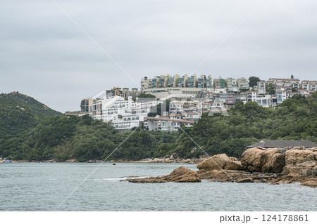 香港島のリゾート地の一つである赤柱の街並み 124178861