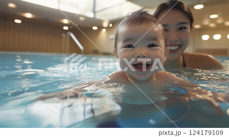 プールで笑顔の赤ちゃんと優しく見守る母親 124179109
