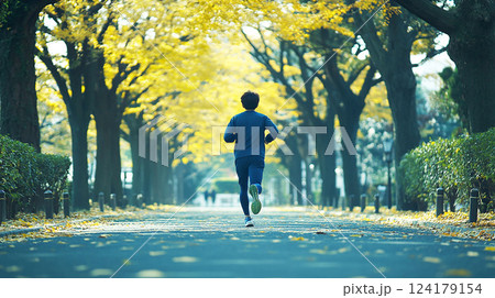 銀杏並木の下を走るランナーの後ろ姿 銀杏並木の下を走るランナーの後ろ姿 124179154