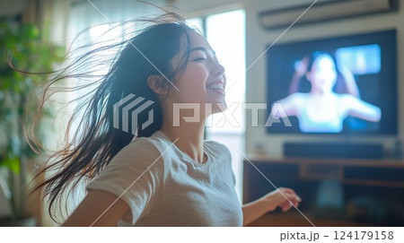 室内でフィットネスをする笑顔の女性 124179158