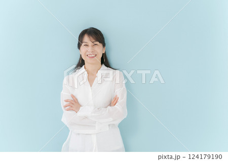 腕組みするミドル女性 124179190