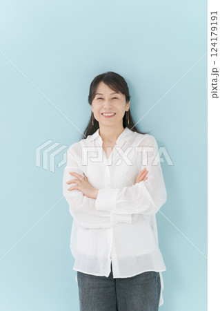 腕組みするミドル女性 腕組みするミドル女性 124179191